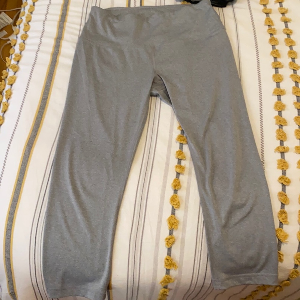 Yoga pants cropped